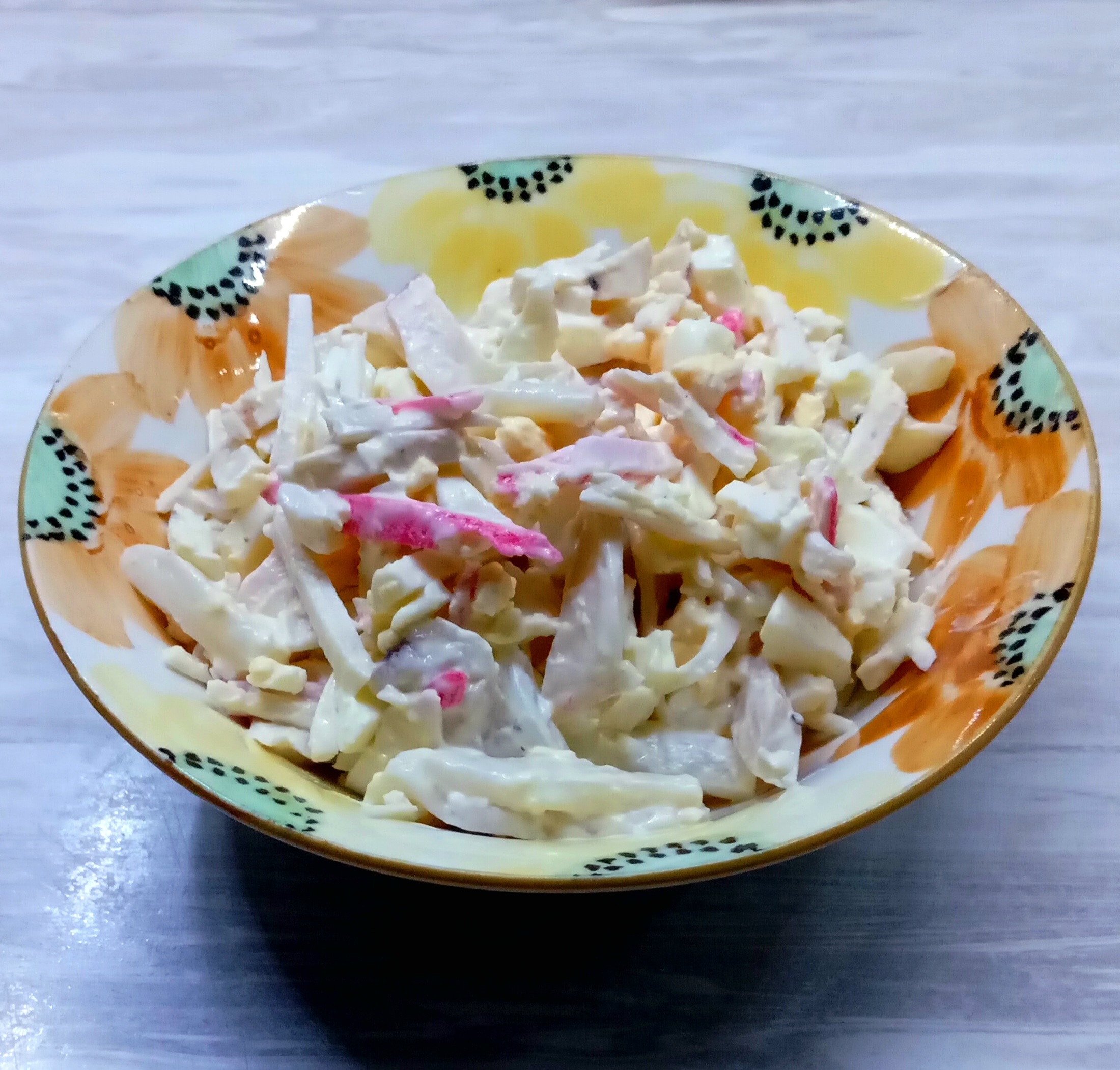 Классический салат с кальмарами, крабовыми палочками и креветками