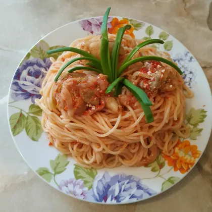Спагетти в томатном соусе с болгарской брынзой