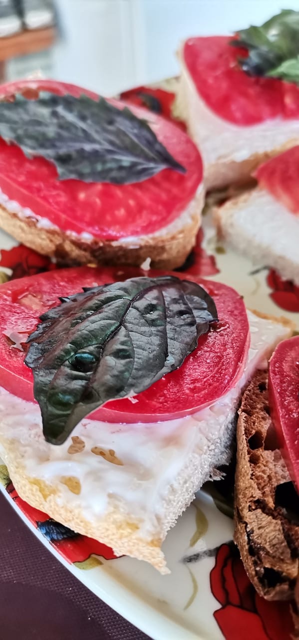 Бутерброды с помидором и плавленым сыром