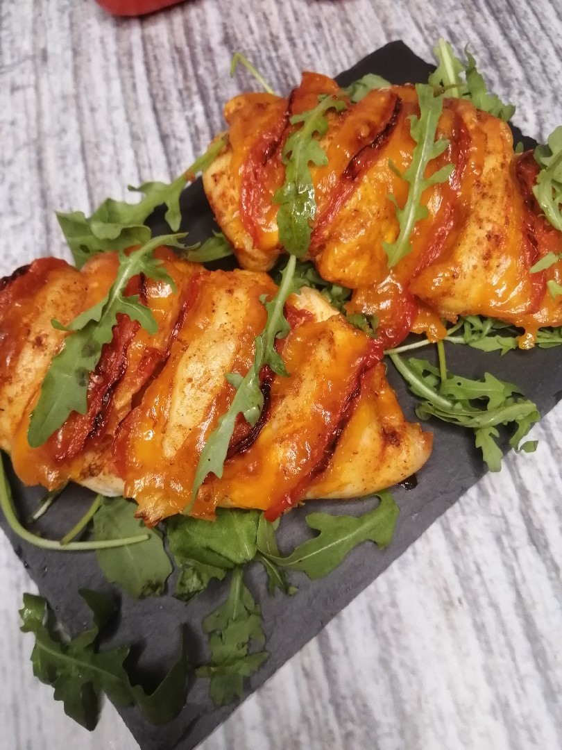 Филе куриное запечённое с сыром и помидорами
