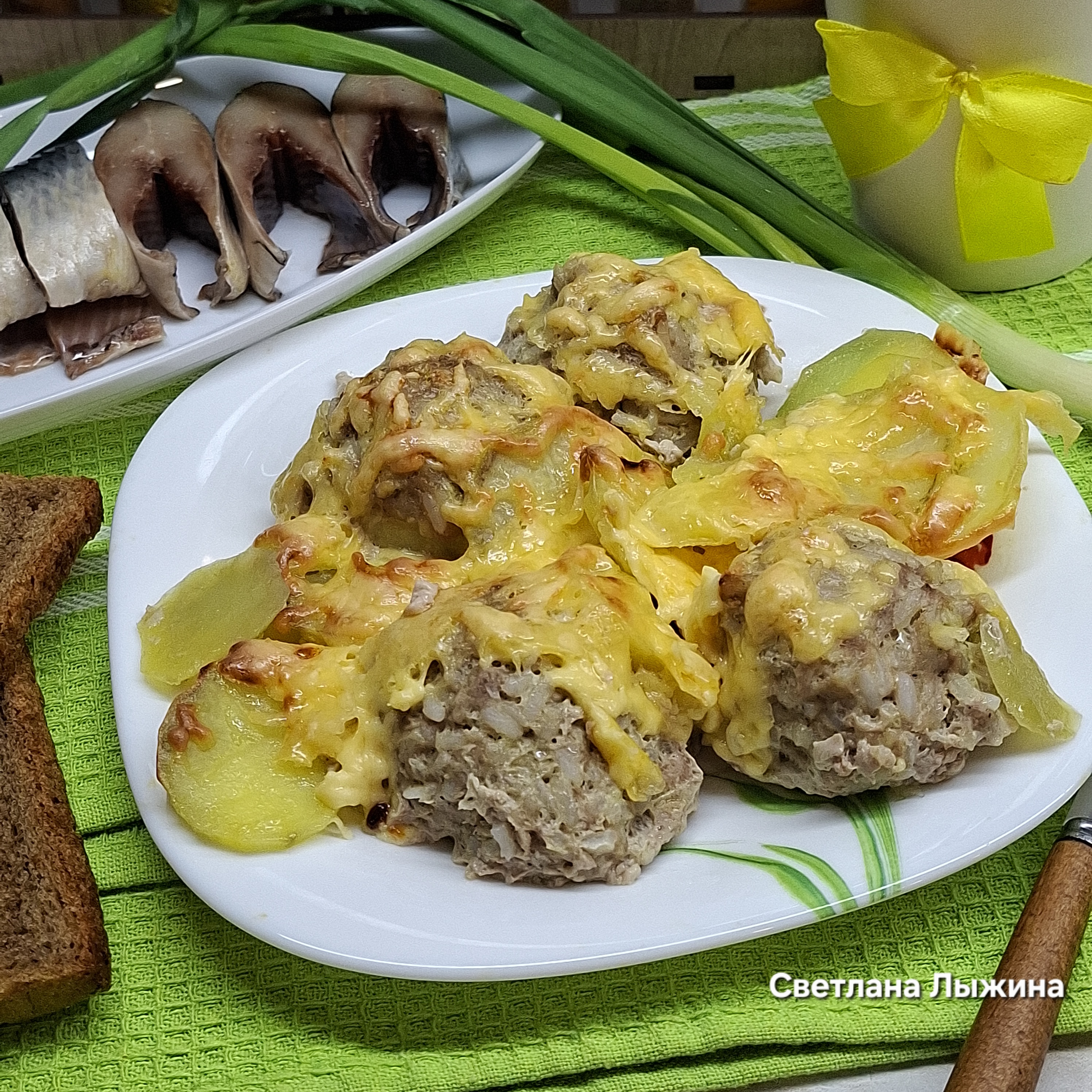Мясные "ёжики" с картошкой под сыром