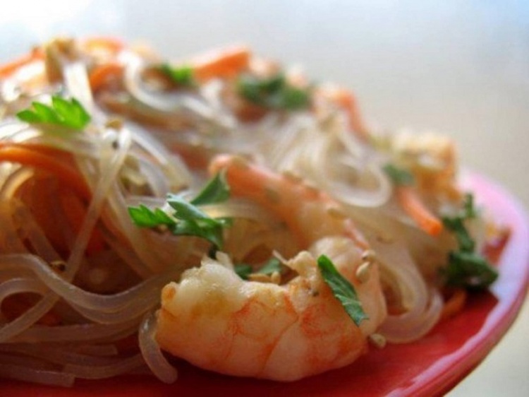 Салат с фунчозой