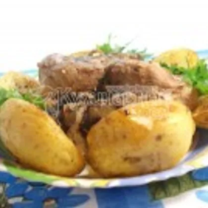 Запеченная свинина на косточке с картофелем