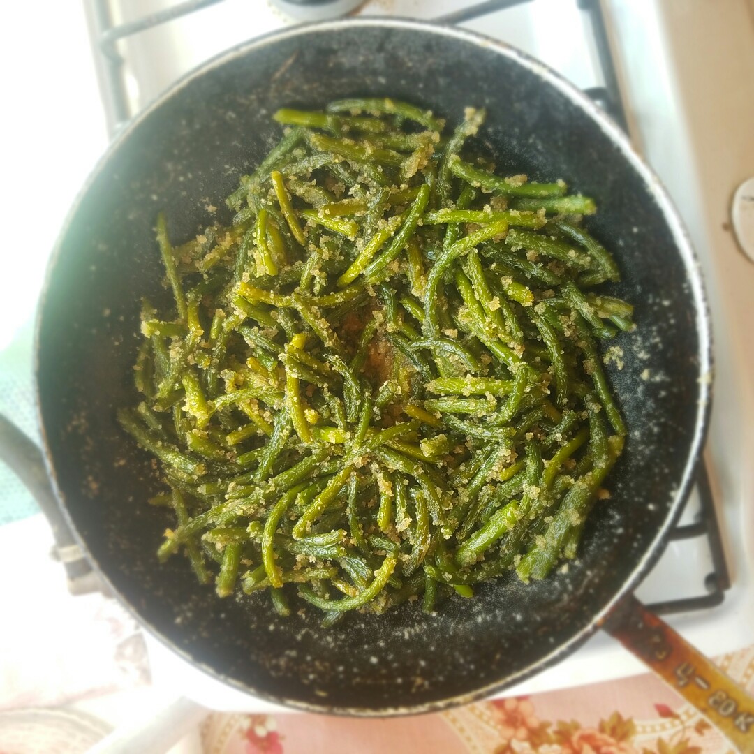 Жареные чесночные стрелки со сметаной (по вкусу как грибы) - настоящий летний деликатес