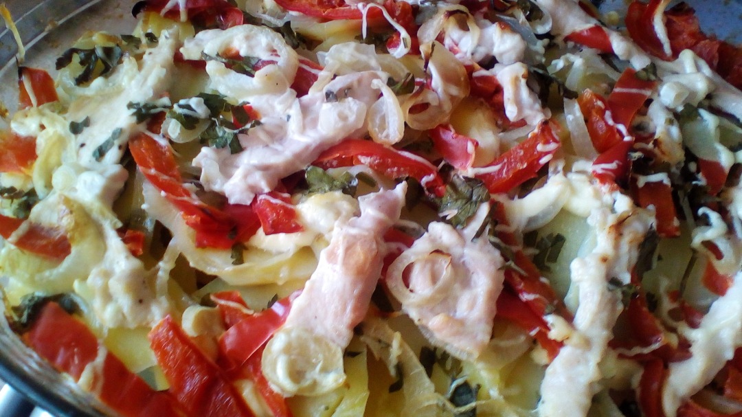 Картофель с овощами и курицей