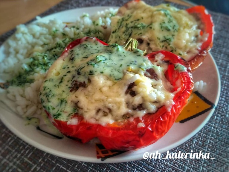 Фаршированный перец с йогуртовым соусом