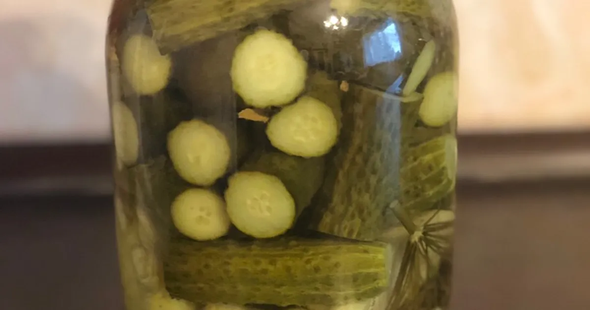 Маринад для консервирования огурцов. Малосольные огурцы в литровой банке. Огурчики в рассоле. Огурцы в литровые банки с лимонной кислотой. Рассол для огурцов.