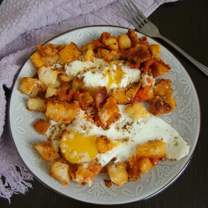 Рубрика "Завтраки"💛⠀
Очень вкусная, быстрая, и сытная яичница🍳