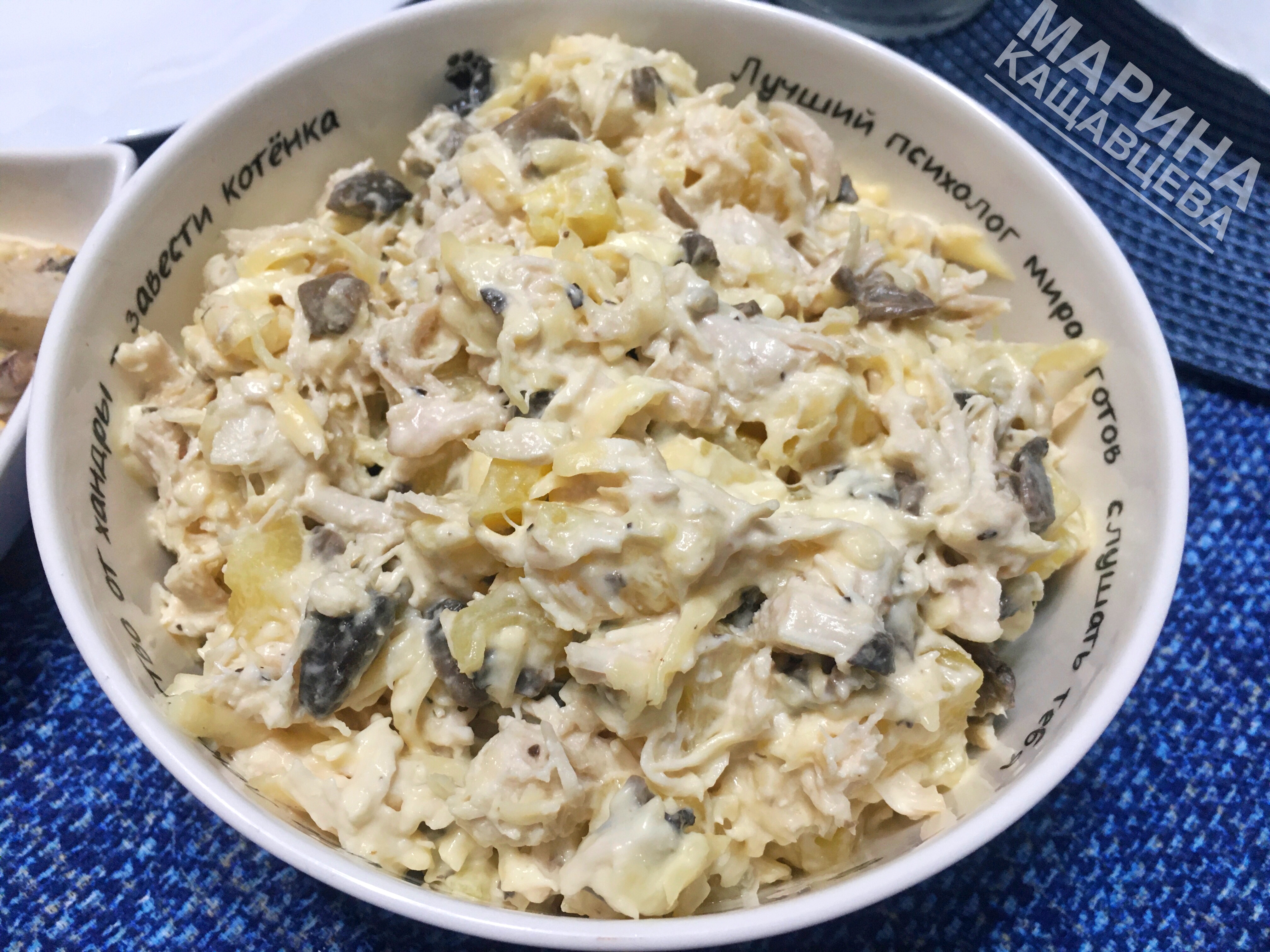 Салат с курицей, грибами и ананасом 