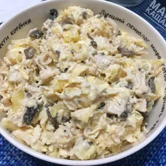 Салат с курицей, грибами и ананасом 