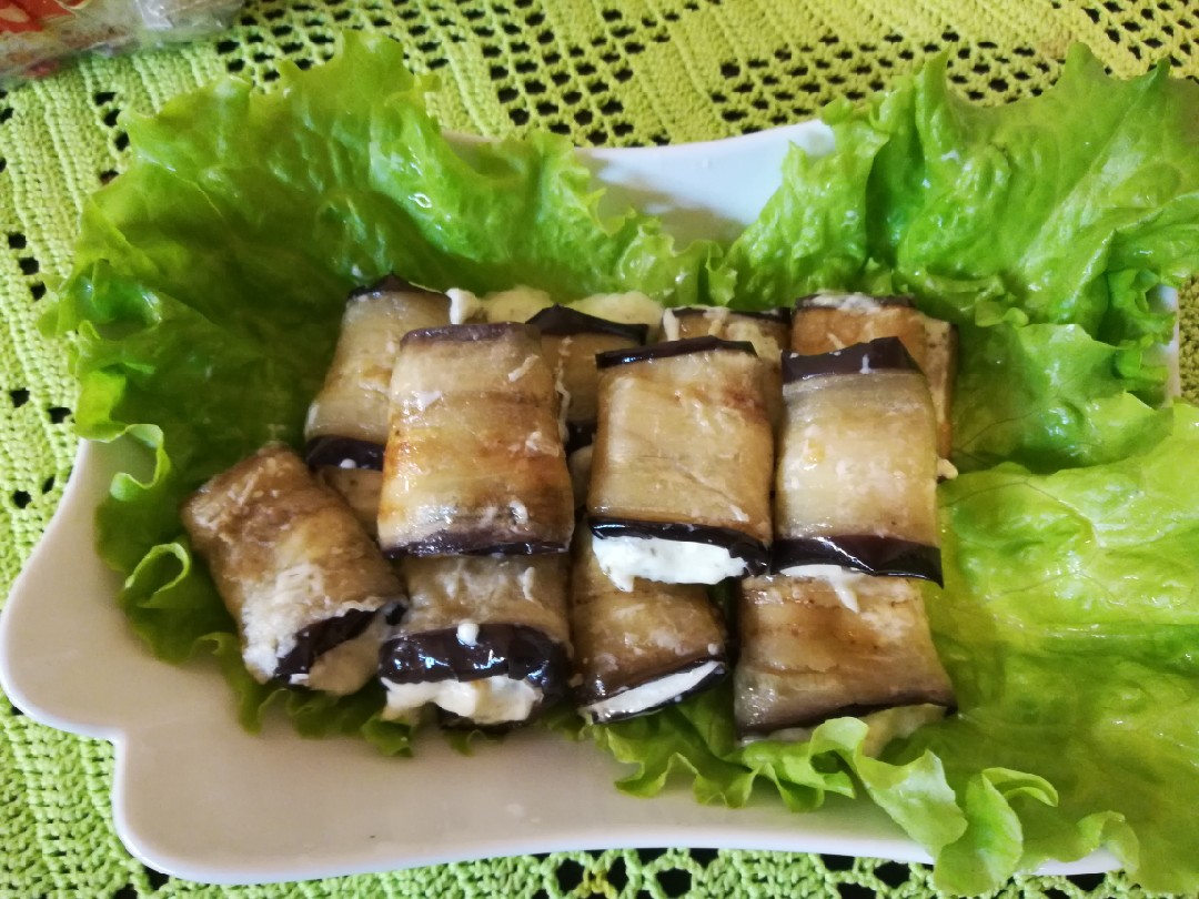 Рулетики из баклажан с чесночно-огуречной начинкой