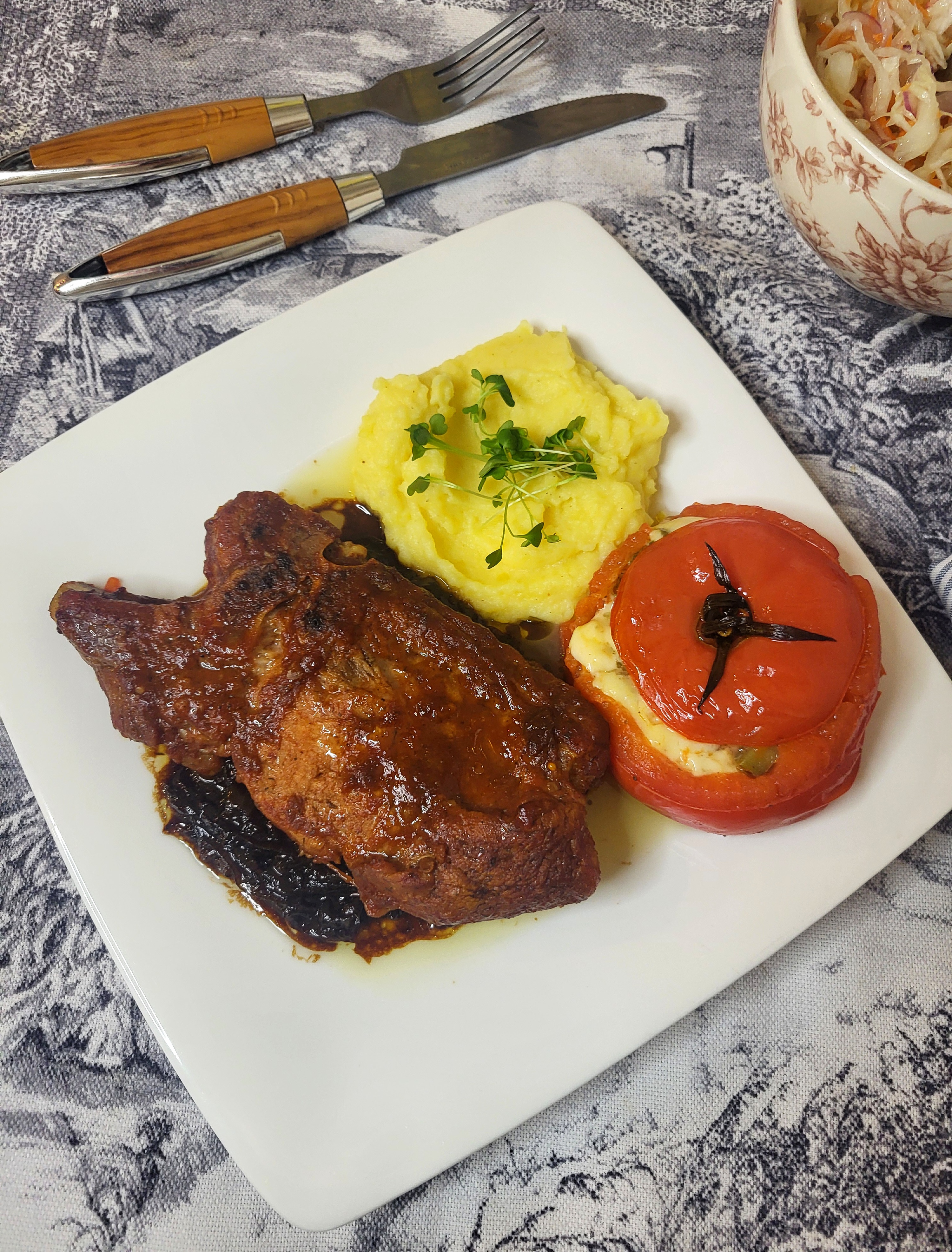 Свиная корейка с луковым соусом в стауте 