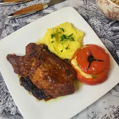 Свиная корейка с луковым соусом в стауте 