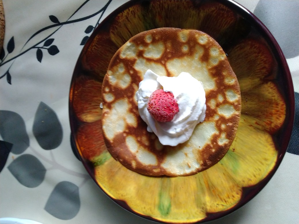 Шоколадные блинчики с бананом, клубникой и сливками