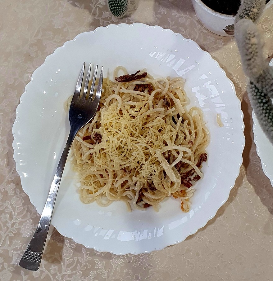 Спагетти со сметанным соусом и фаршем
