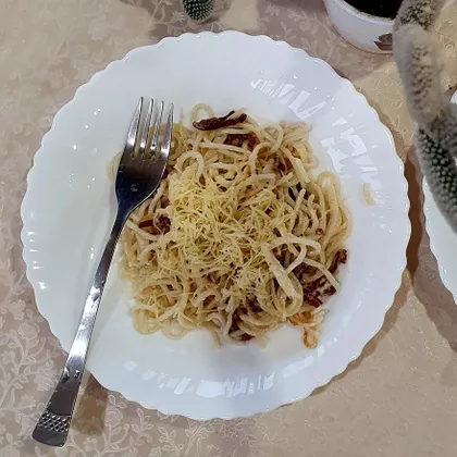 Спагетти со сметанным соусом и фаршем