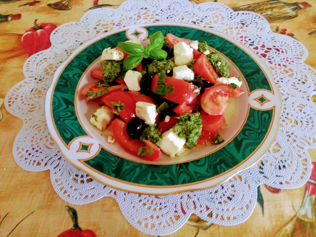 Салат с помидорами и запеченной фетой