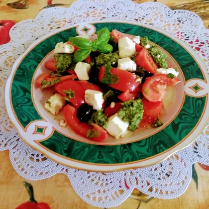 Салат с помидорами и запеченной фетой