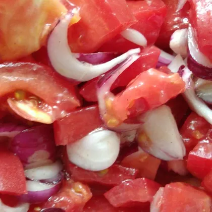 Салат из бакинских помидоров и ялтинского лука