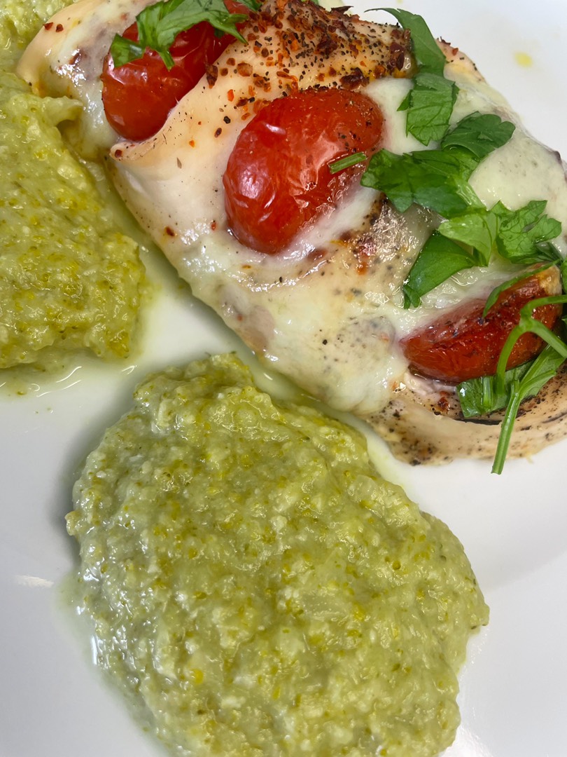 Куриная гармошка и пюре из брокколи