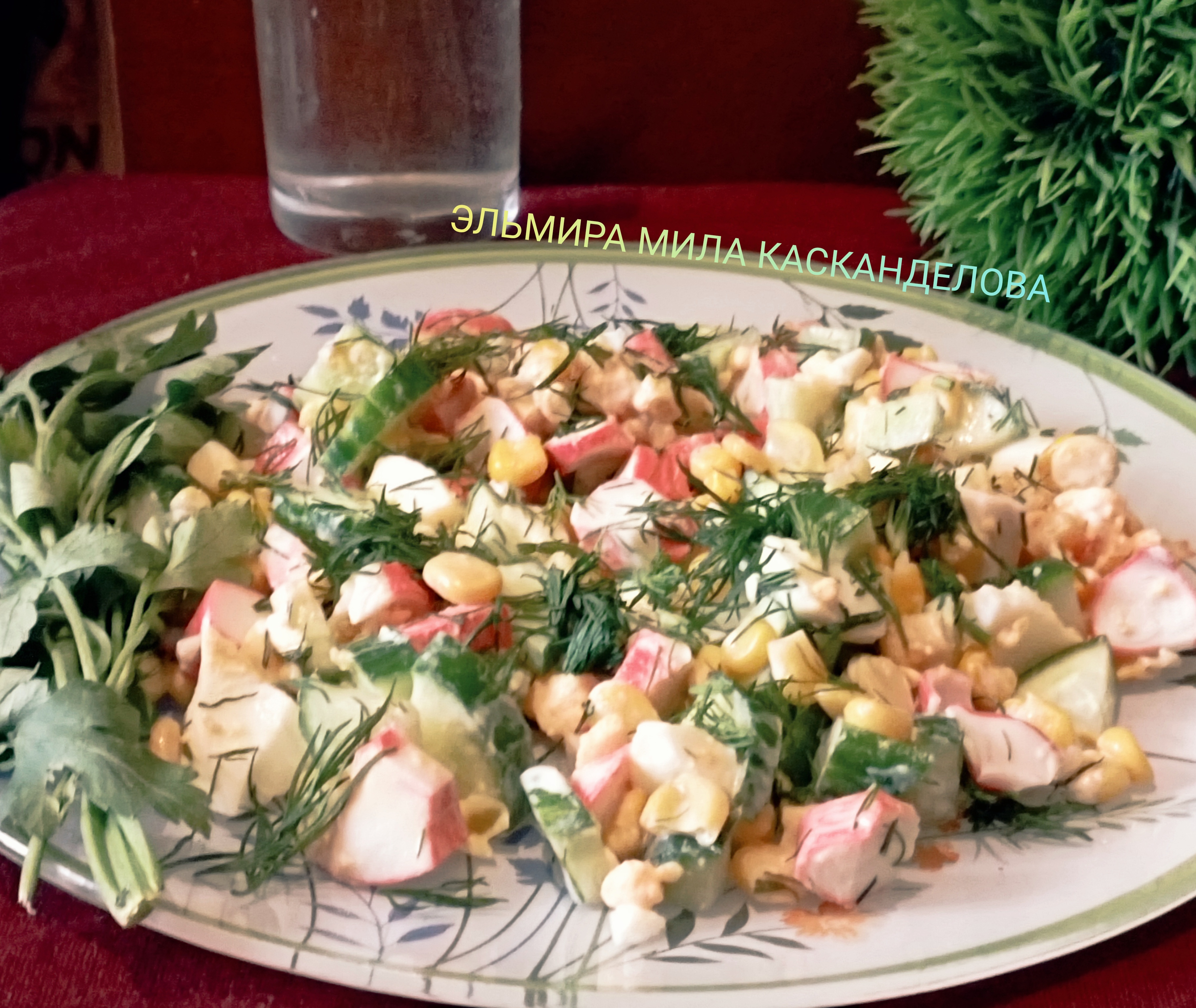 Салат из крабовых палочек с огурцом и кукурузой