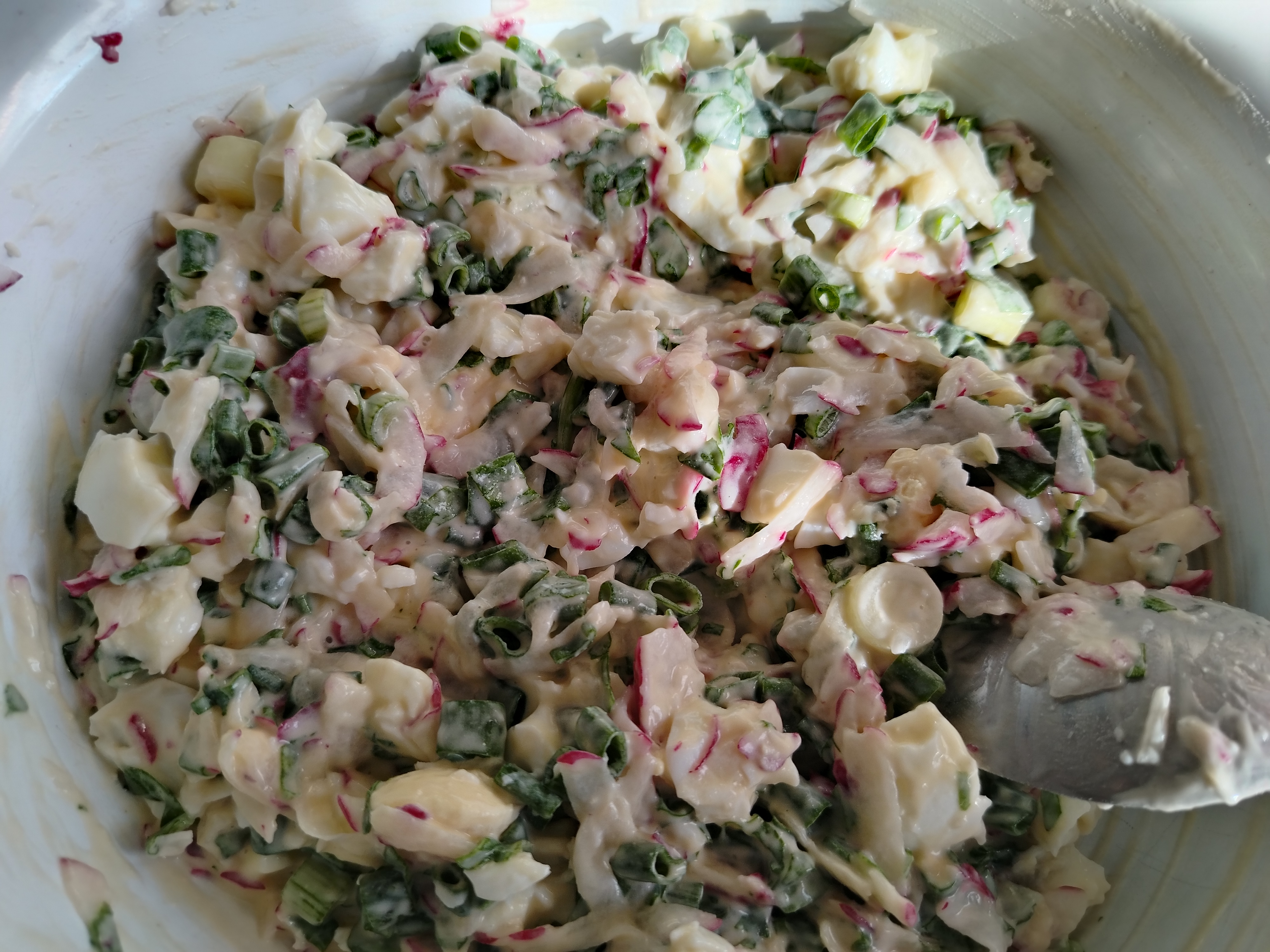 Салат из редиски с яйцом и луком