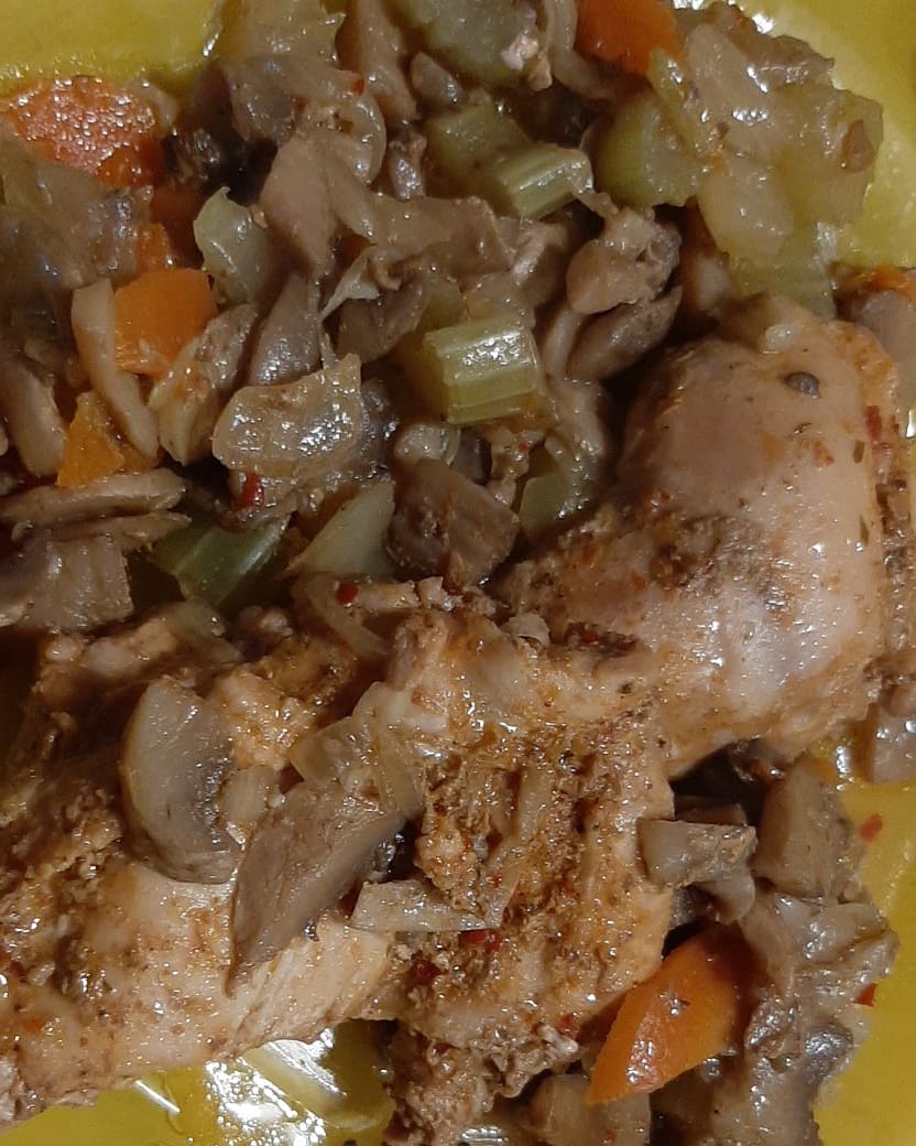 Праздничная курочка с овощной подушкой, утомлённые в аджике и сливках