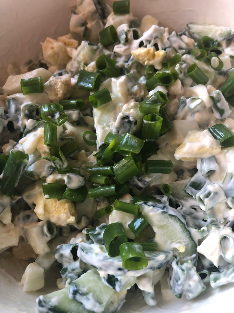 Зелёный салат с пасхальными яйцами