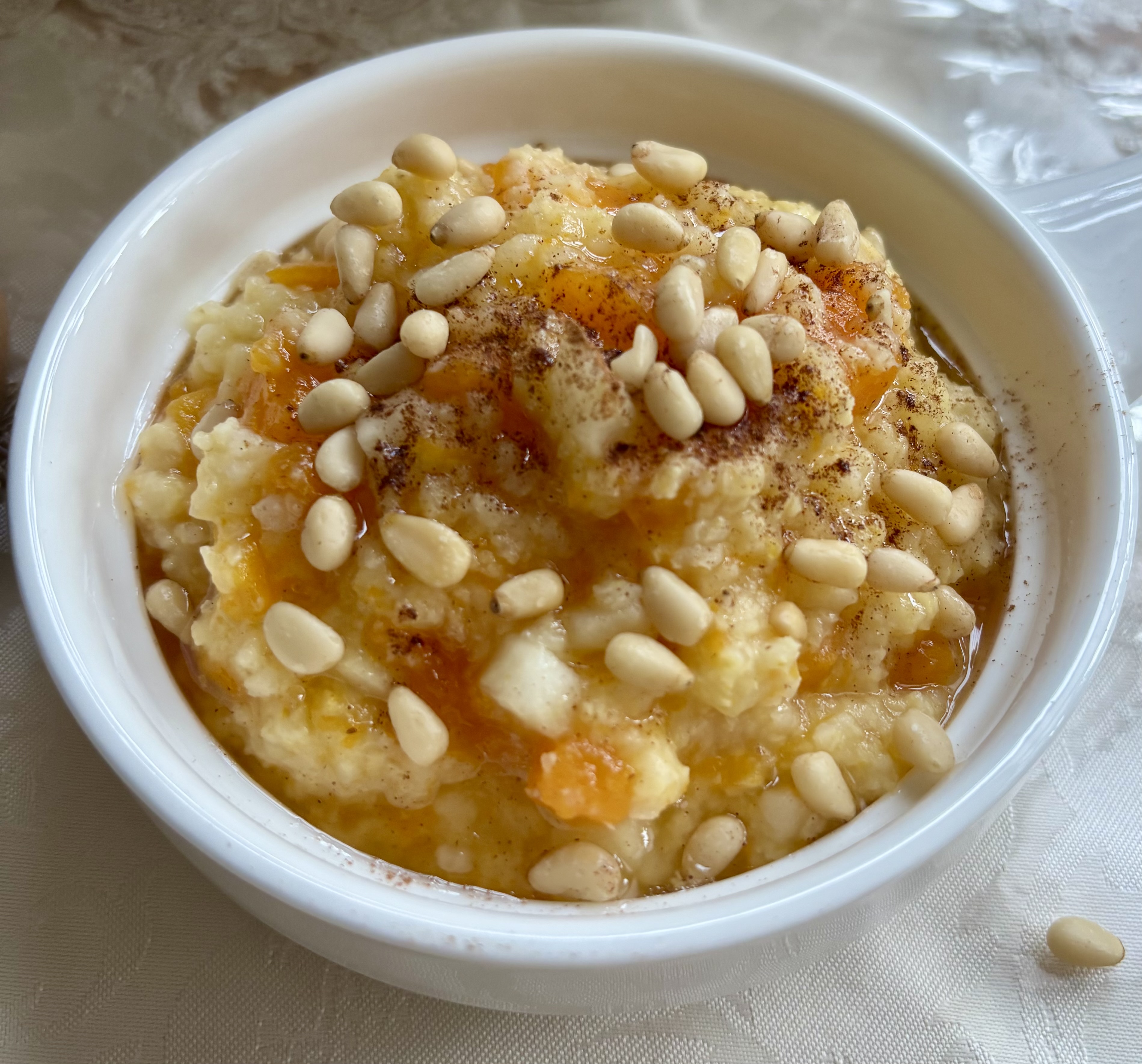 Тыквенно-пшенная каша с яблоками и орехами 