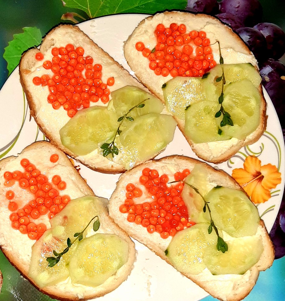 Бутерброды с творожным сыром, икрой и огурчиком