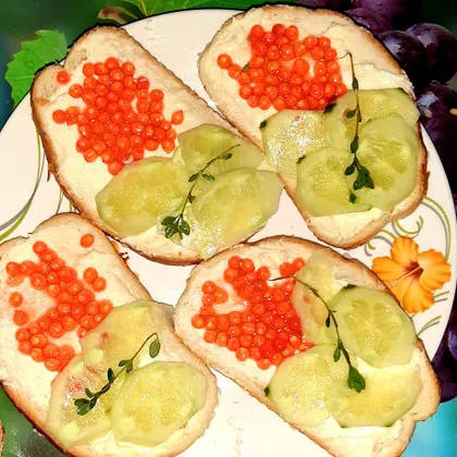 Бутерброды с творожным сыром, икрой и огурчиком