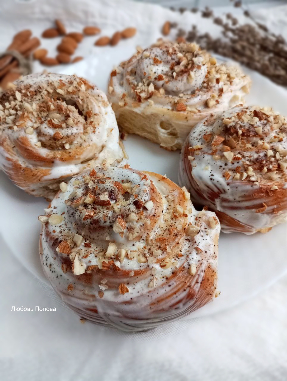 Синнабоны с яблочным джемом в сметанной глазури