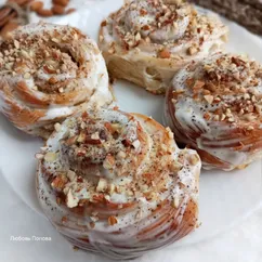 Синнабоны с яблочным джемом в сметанной глазури 