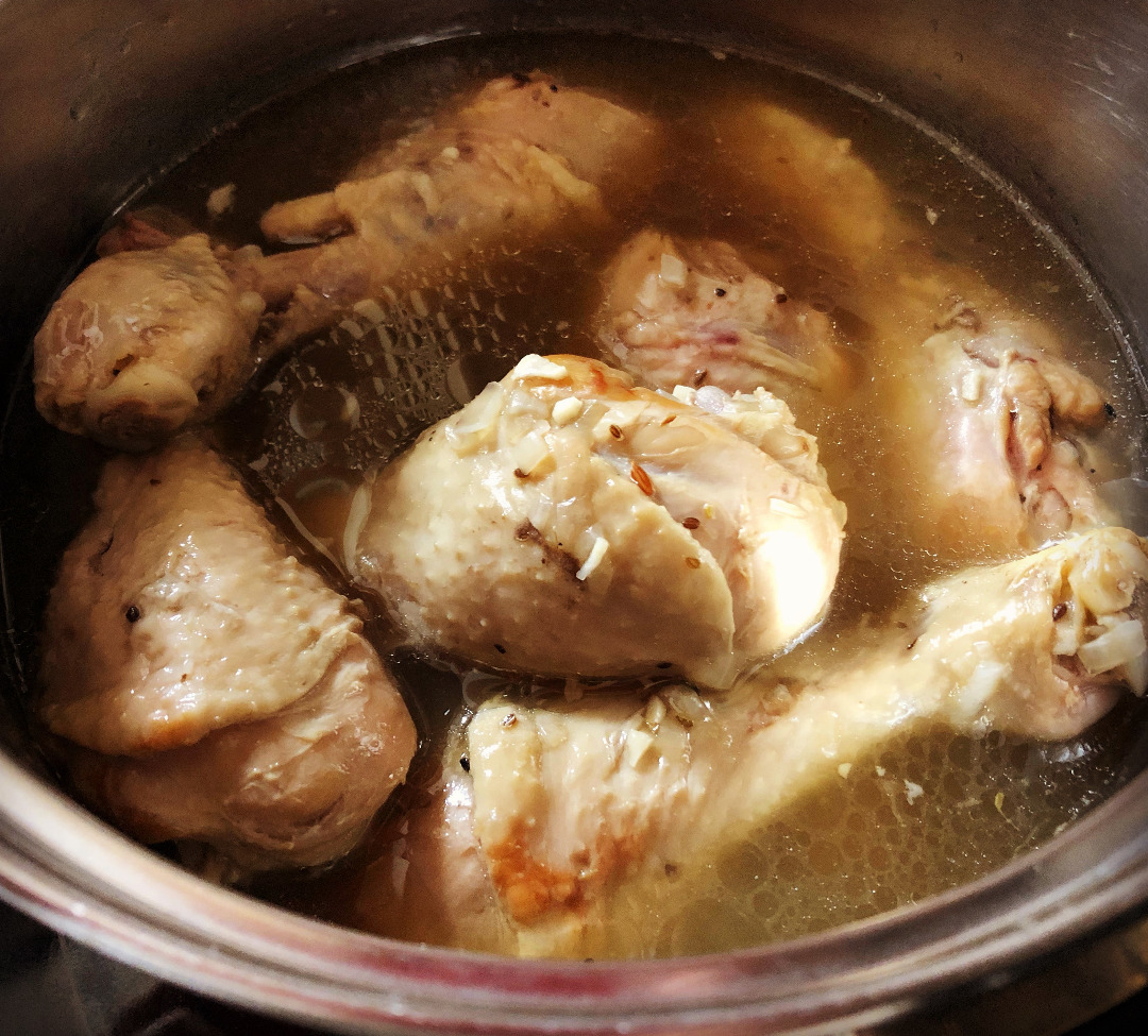 Курица по еврейски с тестом. Курица по-еврейски с луком и содой в сковороде. Рыба по-еврейски рецепт на сковороде с луком.