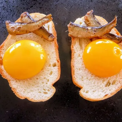 Батон, шпроты, яйца: вкусный завтрак за 3 минуты