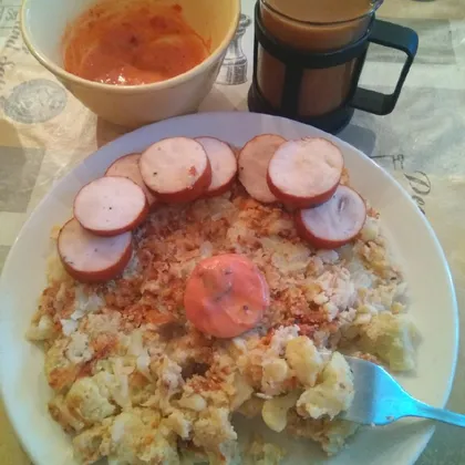 Цветная капуста с яйцом,  овсяными отрубями и куриной колбаской  на завтрак
