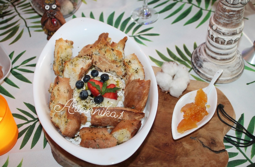 Запечённый сыр камамбер с гренками