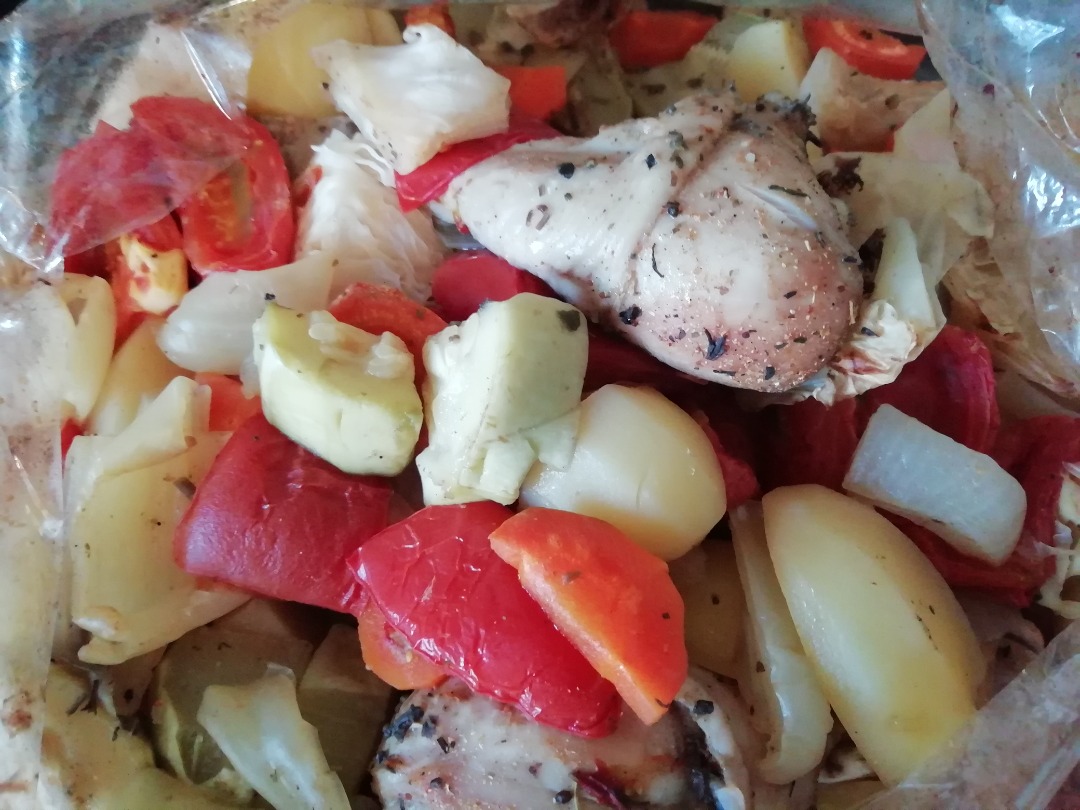 Курица с овощами в рукаве