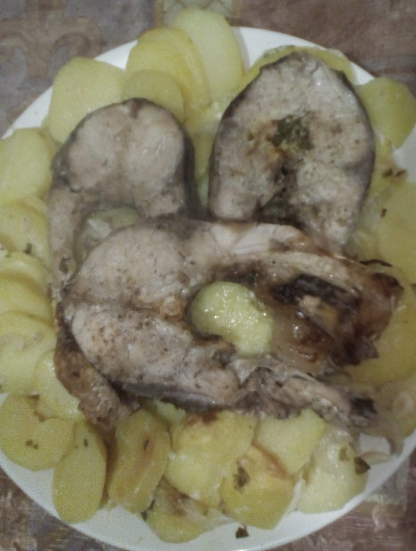 Картофель запеченный со стейками толстолобика