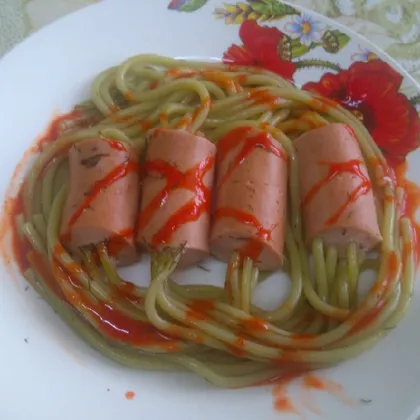Сосиски со шпинатными спагетти