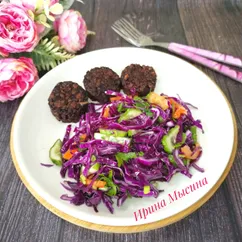 Салат из краснокочанной капусты, перца и огурца 