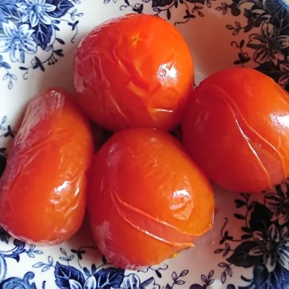Маринованные помидоры с морковной ботвой