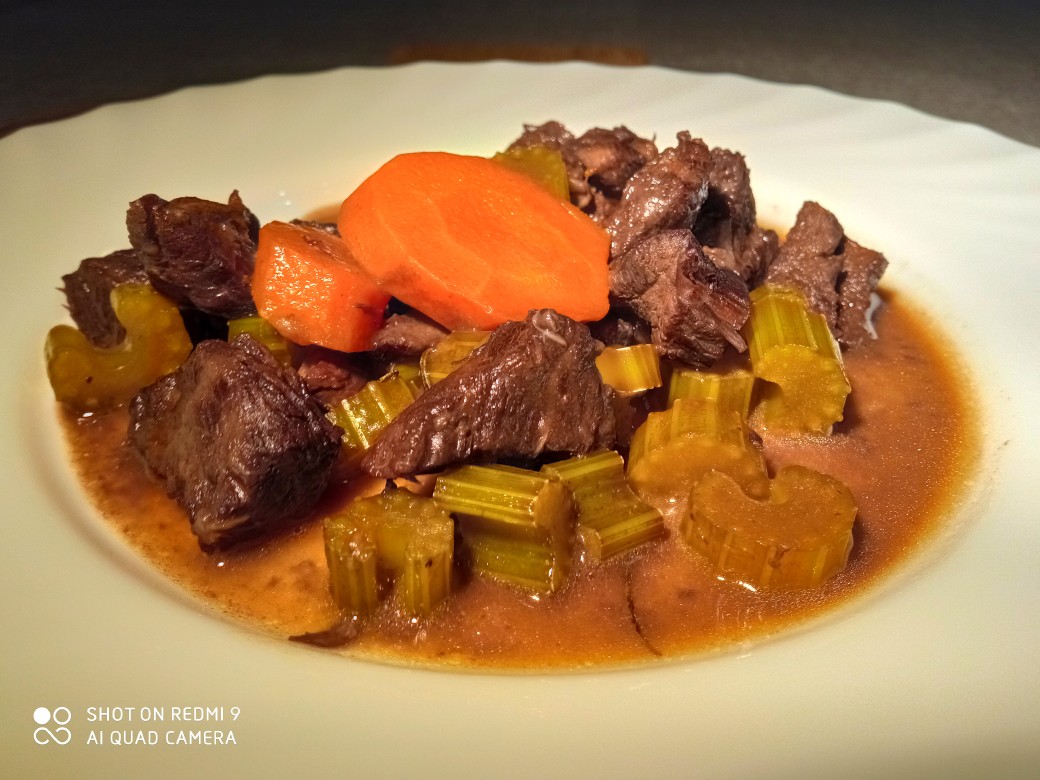 Тушеное мясо с сельдереем. Говядина тушеная на тарелке. Тушеное мясо. Говядина тушеная с тимьяном. Говядина с черносливом.