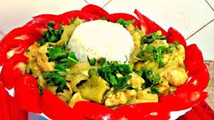 Курица, тушёная с яблоками