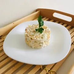 Салат из курицы и яичных блинчиков