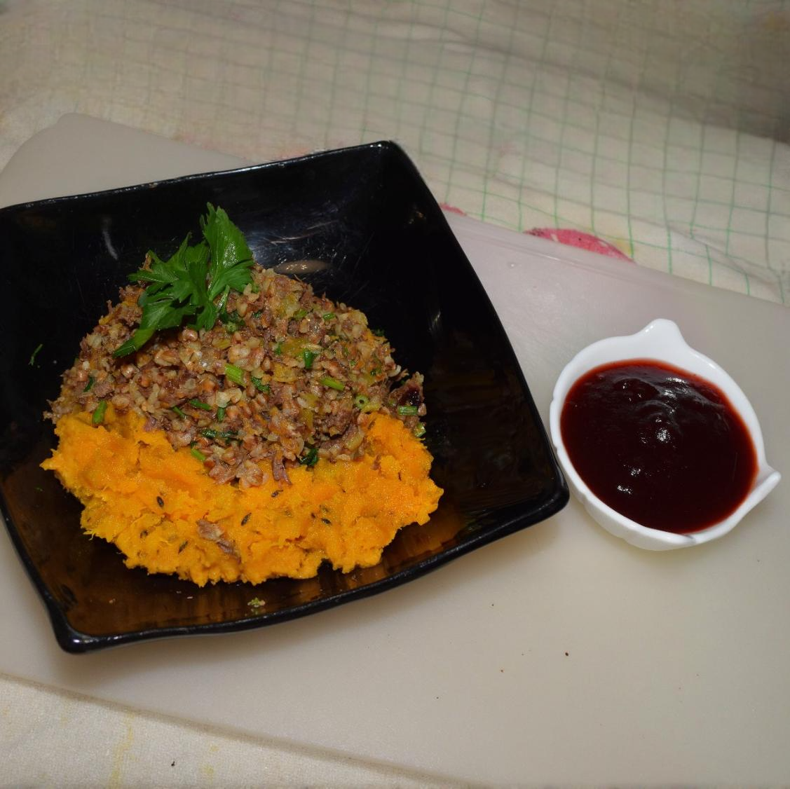 Гречка с тушёнкой из оленины, тыквенным пюре с клюквенным соусом