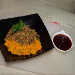 Гречка с тушёнкой из оленины, тыквенным пюре с клюквенным соусом