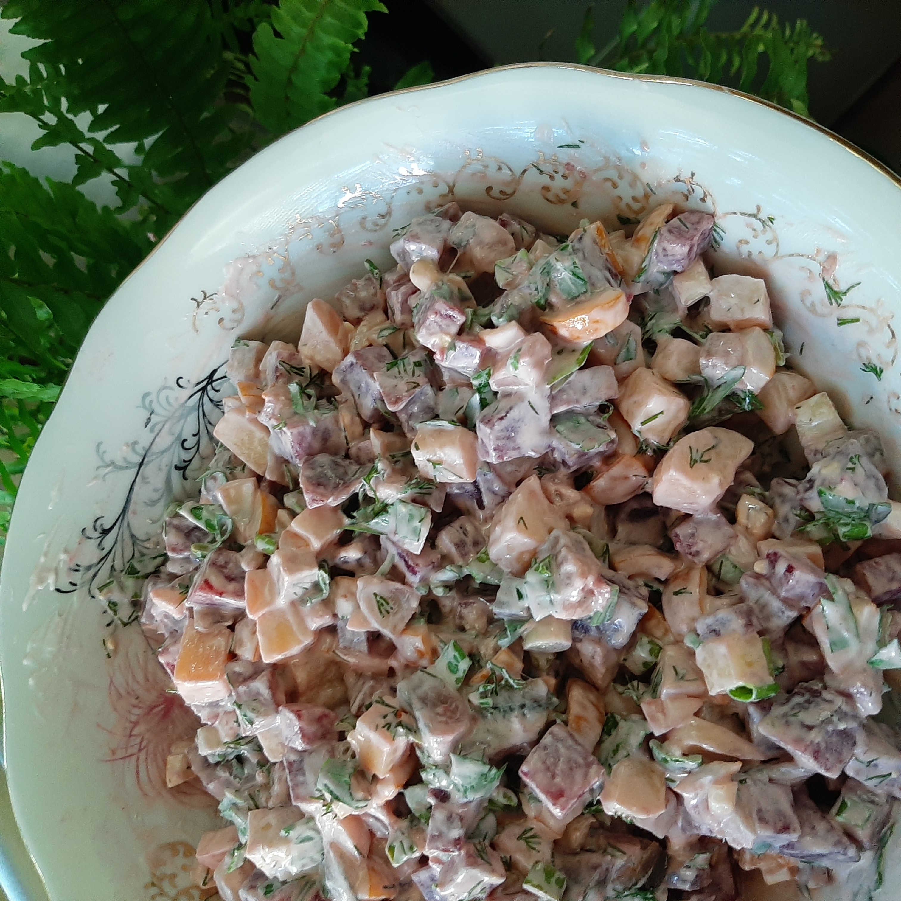 Свекольный салат с сельдью и хамсой