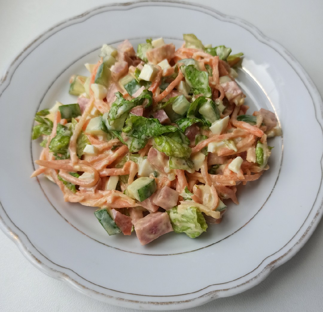 10 классных салатов с копчёной колбасой
