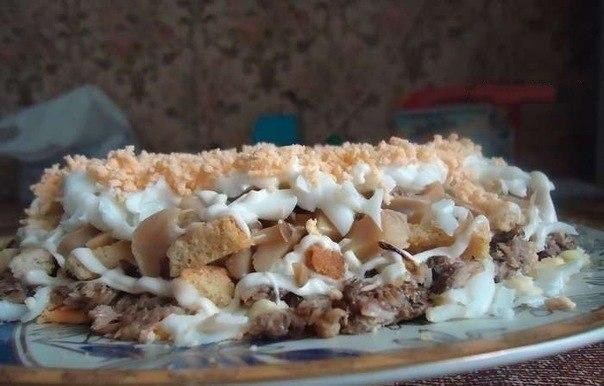 Слоеный салат со шпротами и сыром